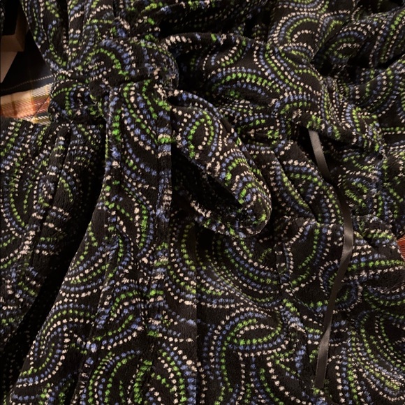 Vera Bradley Black and Green Patterned hooded robe - Picture 4 of 8